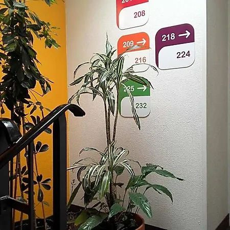 Otel Unisotel Ex F1 Montauban